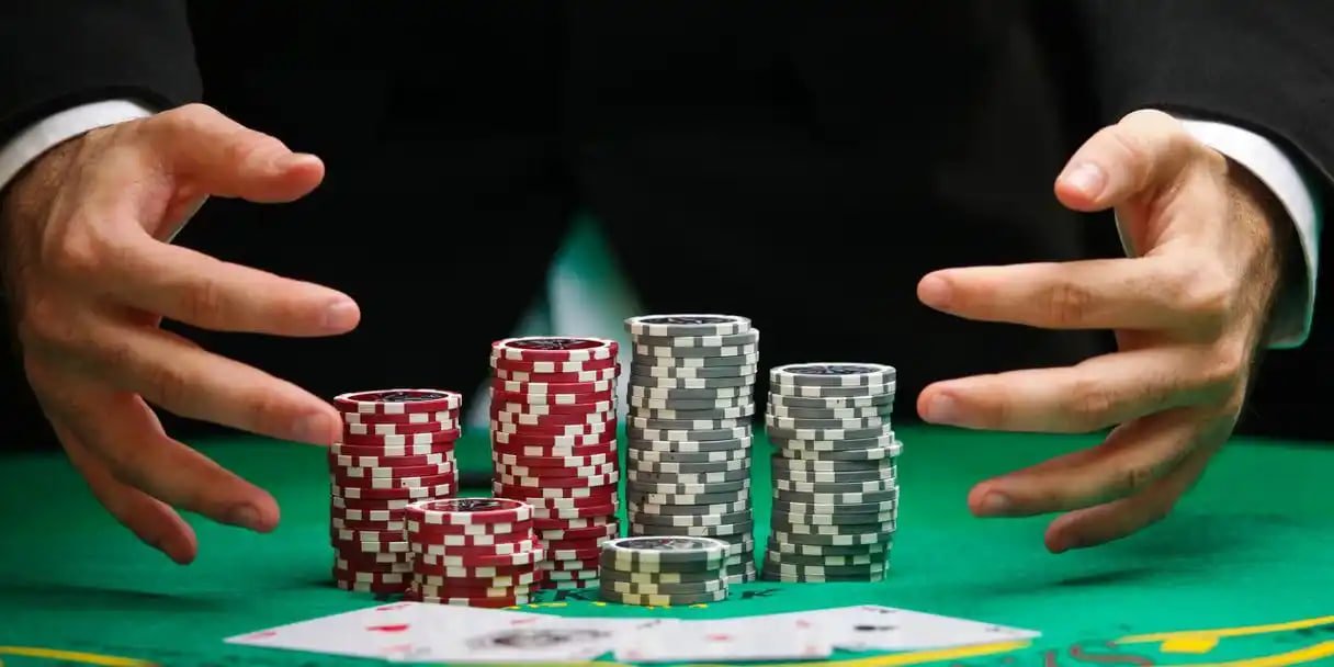 Jewels of Prosperity mobile screen showing cascading reels and spin button